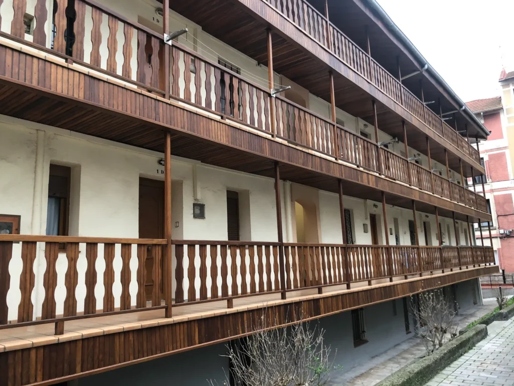 Carpintería de balcones y barandillas en Vizcaya: soluciones personalizadas para tu hogar