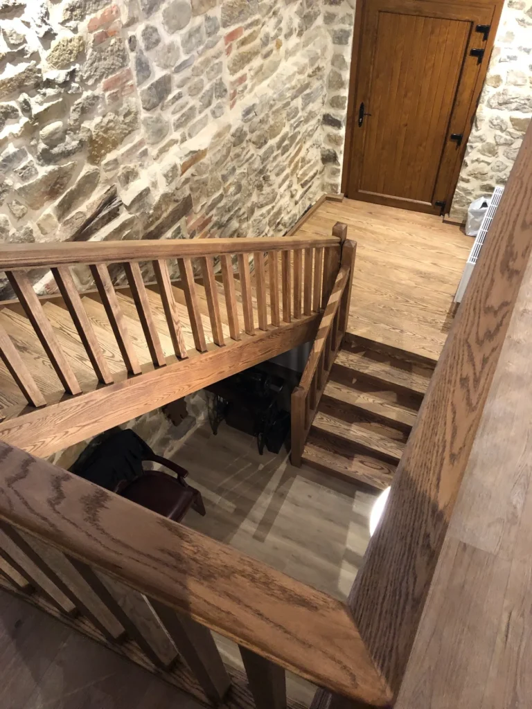 Escaleras rectas y de diseño en Bizkaia: carpintería a medida para tu hogar o negocio